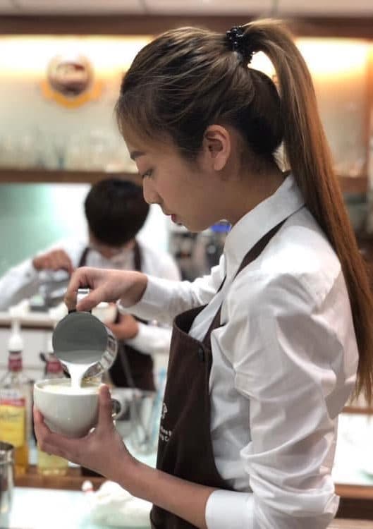 洪祥菁(菁菁)在吧台工作