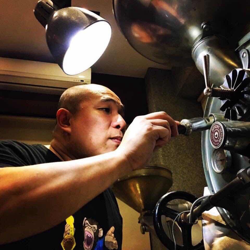 鼓式烘豆機取樣的工作畫面