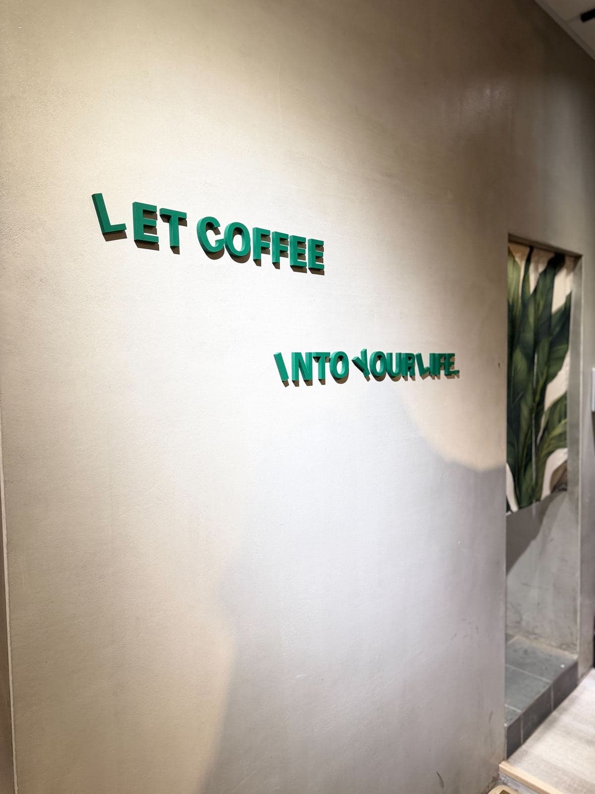店內牆面字 LET COFFEE INTO YOUR LIFE